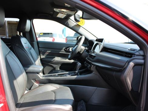 Used 2025 Jeep Compass Trailhawk image 27