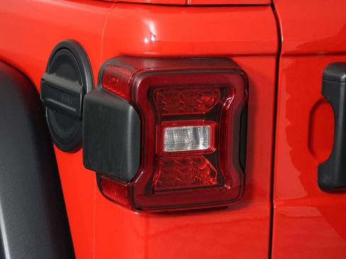 Used 2025 Jeep Wrangler Unlimited Rubicon w/ Convenience Group AWD/4WD image 18