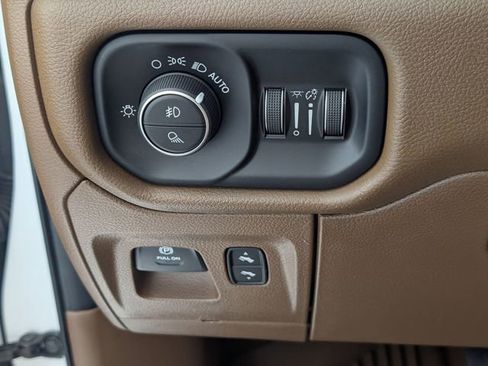 Used 2020 RAM 1500 Laramie AWD/4WD image 15