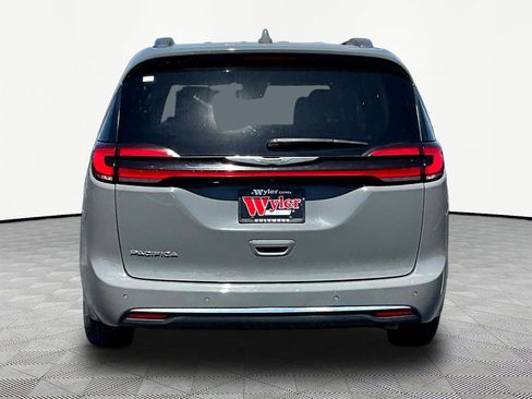 Used 2021 Chrysler Pacifica Touring-L FWD image 5