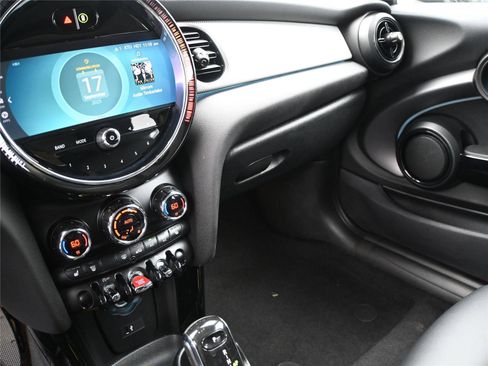 Used 2022 MINI Cooper 2-Door Hardtop image 4
