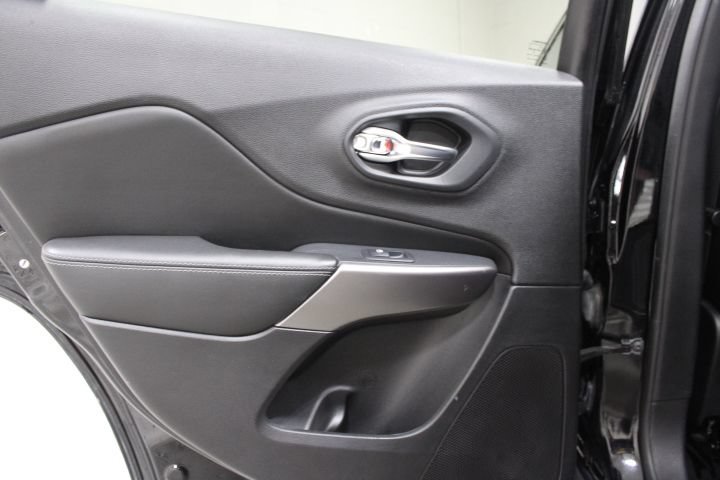 Used 2019 Jeep Cherokee Limited AWD/4WD image 20