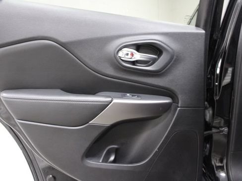 Used 2019 Jeep Cherokee Limited AWD/4WD image 20