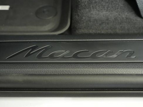 Certified 2025 Porsche Macan AWD/4WD image 32
