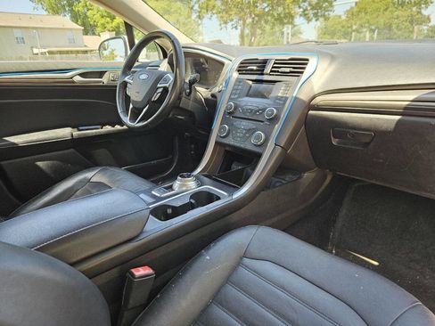 Used 2017 Ford Fusion SE FWD image 16