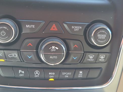 Used 2020 Jeep Grand Cherokee Laredo AWD/4WD image 27