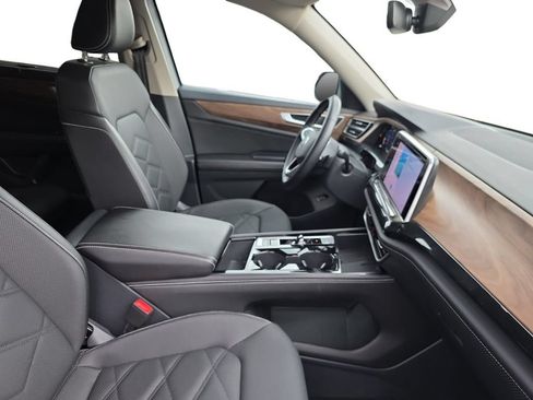 Certified 2025 Volkswagen Atlas SE FWD image 22