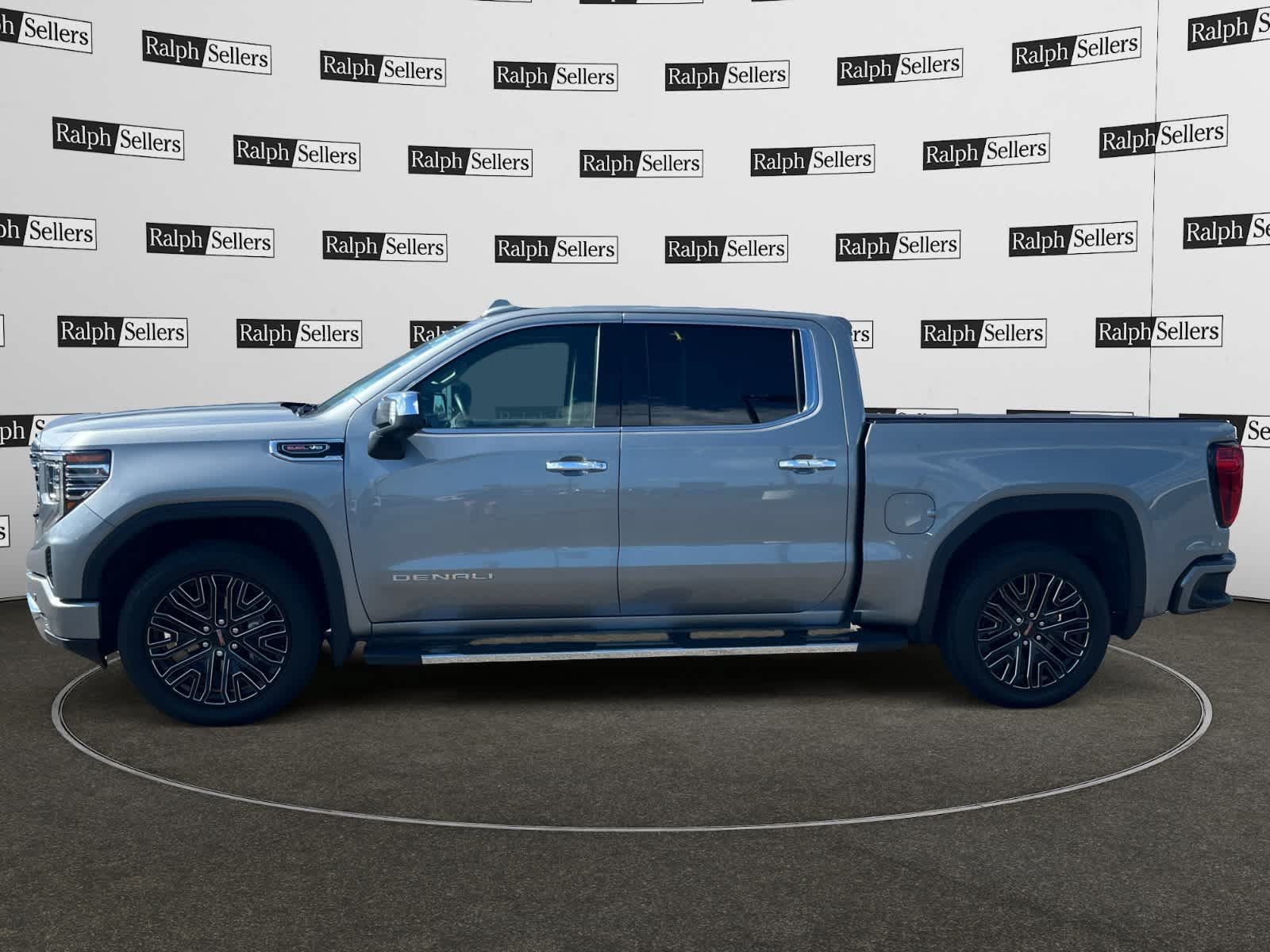 Used 2024 GMC Sierra 1500 Denali w/ Technology Package AWD/4WD image 3