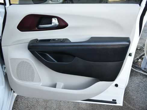 Used 2020 Chrysler Pacifica Limited image 40