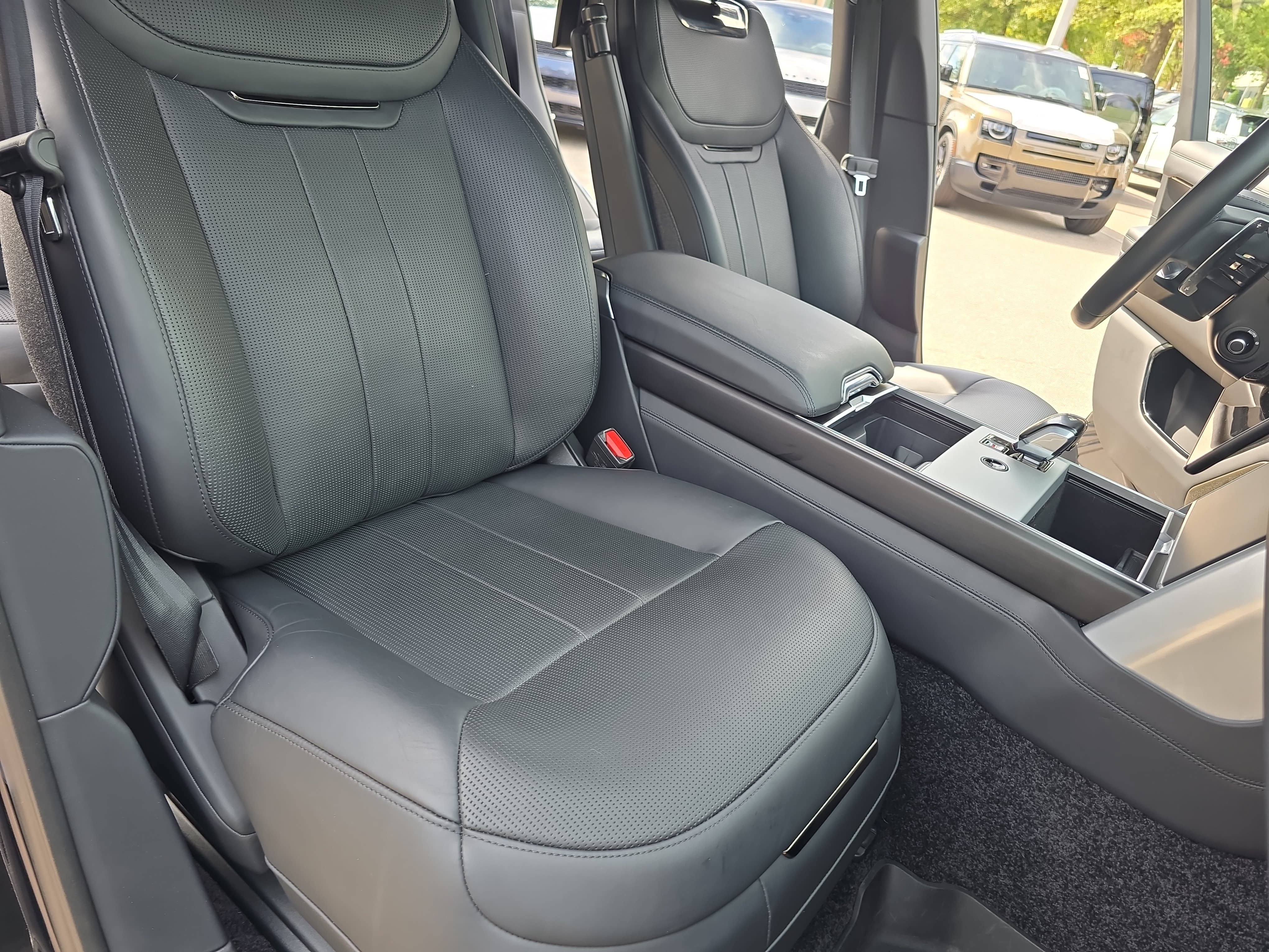 Used 2024 Land Rover Range Rover SV AWD/4WD image 10