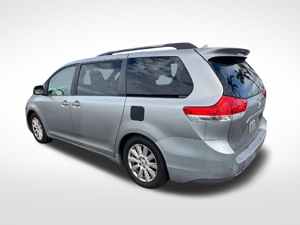 Used 2011 Toyota Sienna Limited w/ Premium Pkg FWD image 3
