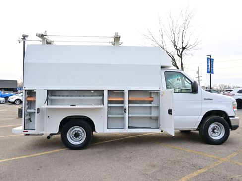 Used 2017 Ford E-350 and Econoline 350 Super Duty w/ Power Windows & Locks Group image 16