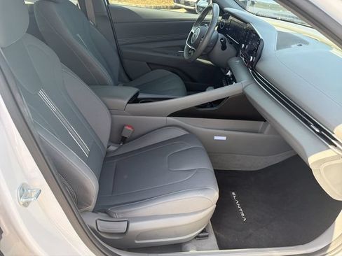 Used 2022 Hyundai Elantra SEL w/ Convenience + Premium Package FWD image 16