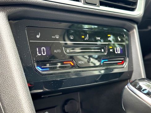 Certified 2025 Volkswagen Taos SE FWD image 21