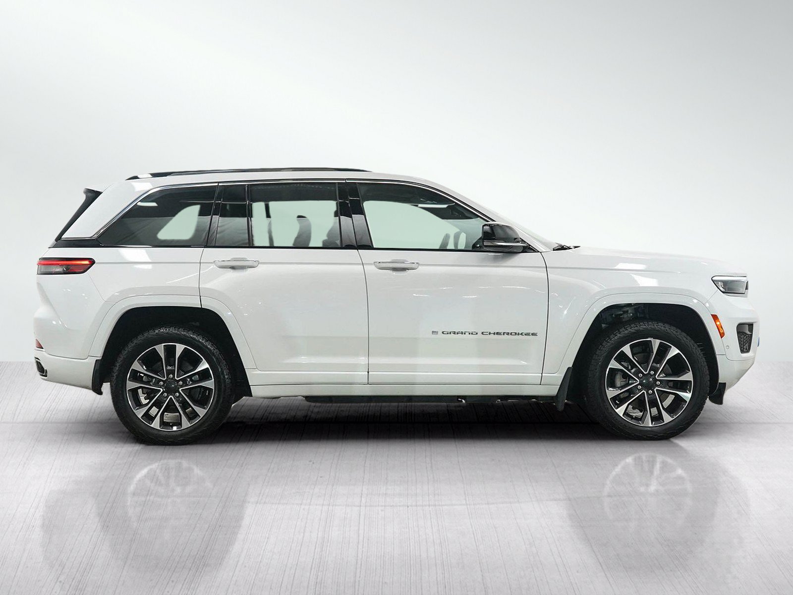 Used 2023 Jeep Grand Cherokee Overland w/ Luxury Tech Group IV AWD/4WD image 6