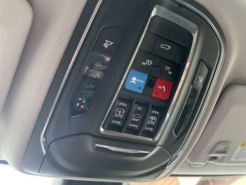 Used 2023 Jeep Grand Cherokee Limited image 29