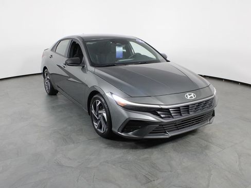 Certified 2025 Hyundai Elantra Sport FWD image 9