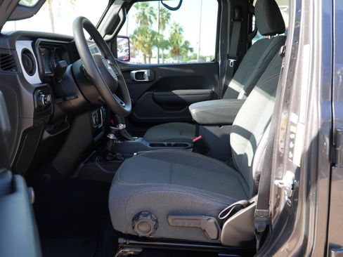 Used 2024 Jeep Gladiator Sport AWD/4WD image 6