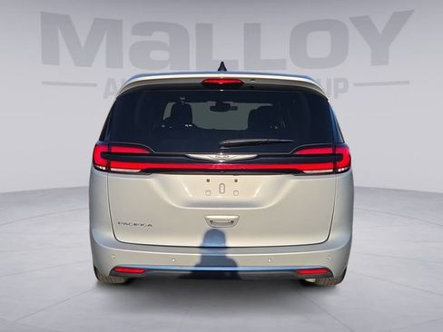 Used 2024 Chrysler Pacifica Touring-L FWD image 4