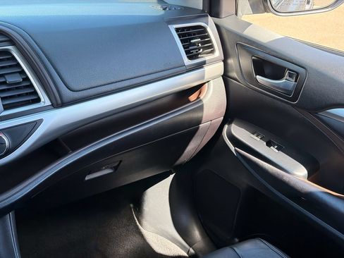 Used 2018 Toyota Highlander XLE AWD/4WD image 18