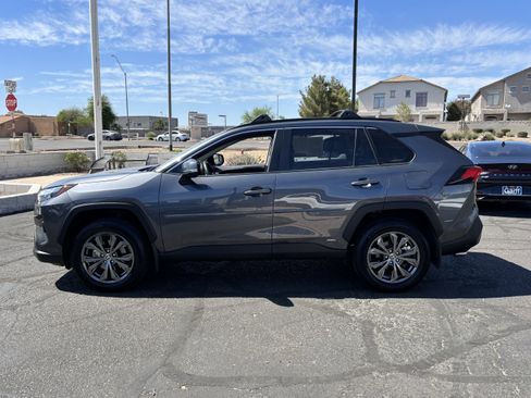 Used 2022 Toyota RAV4 XLE Premium AWD/4WD image 5