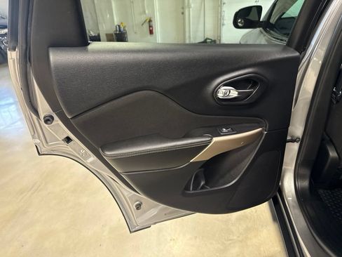 Used 2018 Jeep Cherokee Latitude w/ Cold Weather Group AWD/4WD image 28