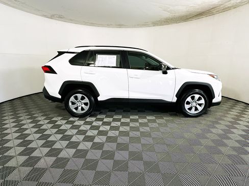 Used 2021 Toyota RAV4 LE image 2