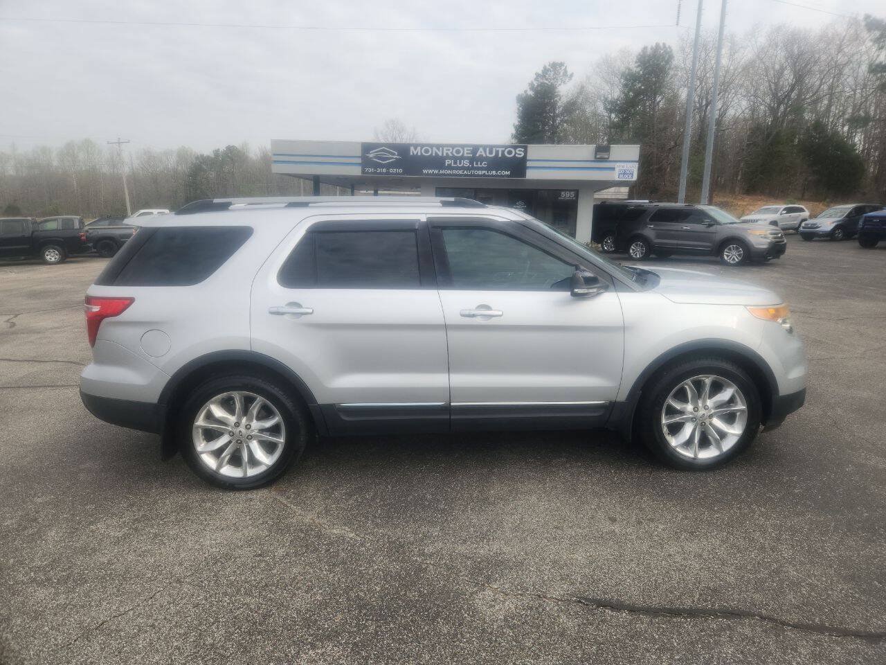 Used 2015 Ford Explorer XLT w/ Equipment Group 202B FWD image 5