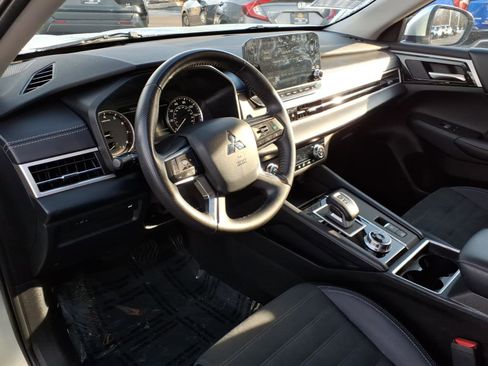 Used 2024 Mitsubishi Outlander SE image 16