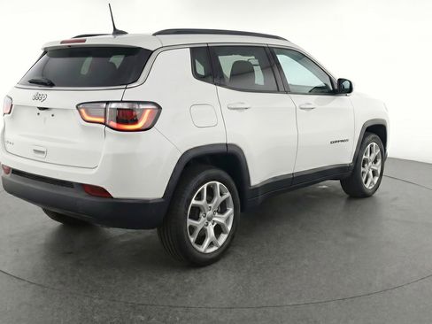 Used 2025 Jeep Compass Latitude AWD/4WD image 9