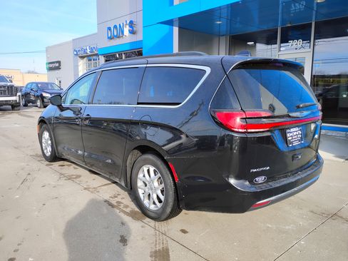 Used 2022 Chrysler Pacifica Touring-L image 2