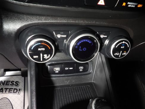 Used 2024 Hyundai Venue SEL image 19