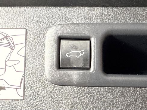 Used 2024 Toyota Highlander Platinum FWD image 42