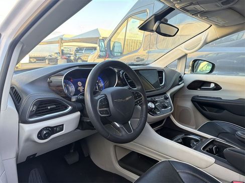 Used 2023 Chrysler Pacifica Limited image 6