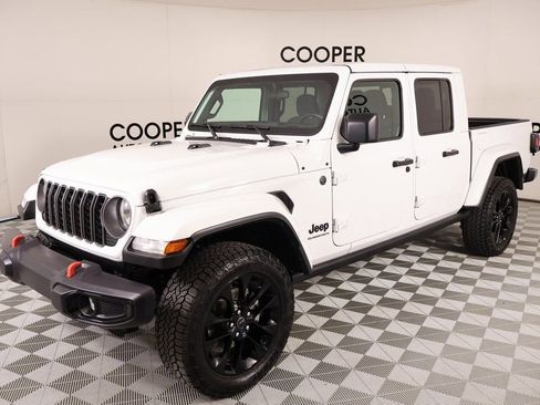 Used 2024 Jeep Gladiator Sport image 9