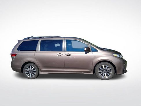 Used 2018 Toyota Sienna LE AWD/4WD image 9