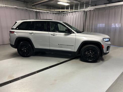 Used 2024 Jeep Grand Cherokee Altitude AWD/4WD image 8