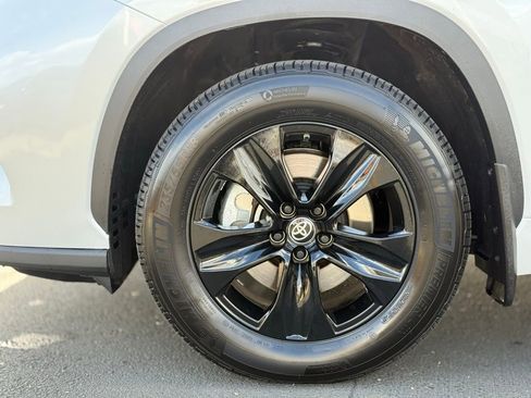 Certified 2025 Toyota Highlander XLE image 9