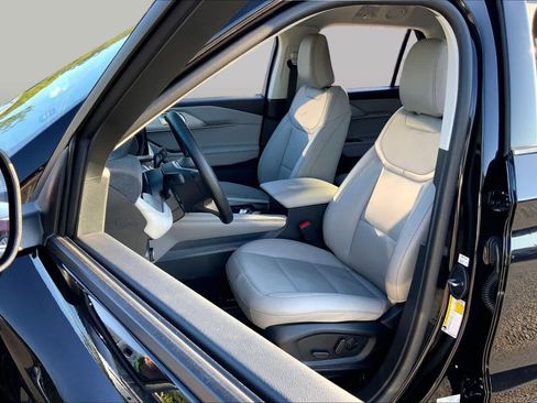 Used 2025 Ford Explorer Active w/ Active Comfort Package RWD image 8