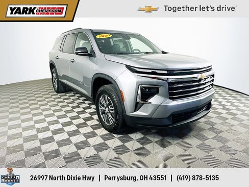 Certified 2025 Chevrolet Traverse LT image 1