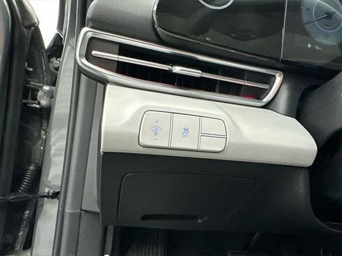 New 2025 Hyundai Elantra Limited image 32