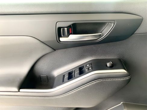 Used 2024 Toyota Highlander XLE image 12