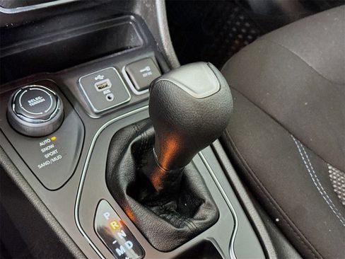 Used 2019 Jeep Cherokee Latitude w/ Cold Weather Group image 14