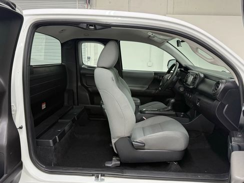 Used 2017 Toyota Tacoma 2WD Access Cab image 11