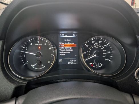 Used 2017 Nissan Rogue SV AWD/4WD image 12