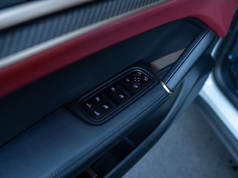 Certified 2025 Porsche Cayenne Coupe AWD/4WD image 19