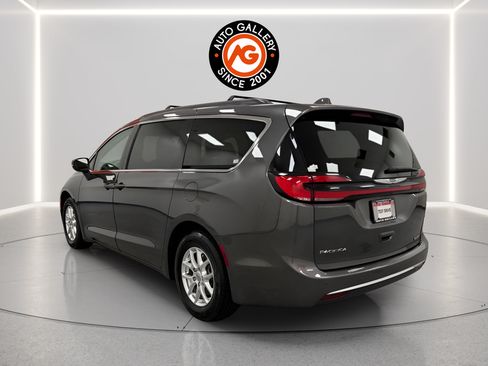 Used 2022 Chrysler Pacifica Touring-L FWD image 5