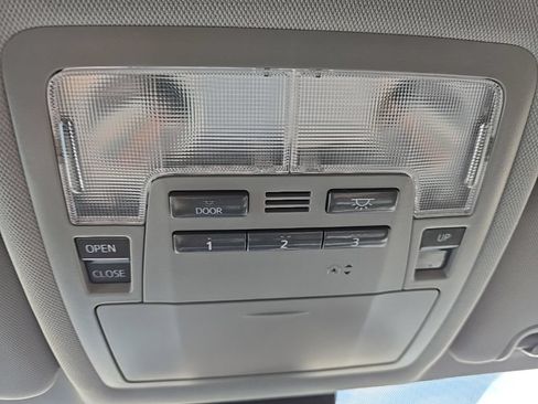 Used 2018 Toyota Highlander XLE w/ Protection Package #3 AWD/4WD image 27