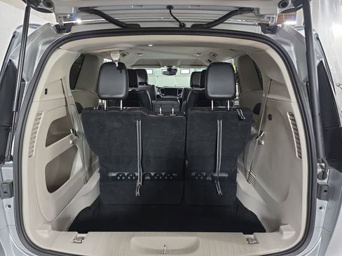 Used 2023 Chrysler Pacifica Touring-L FWD image 14
