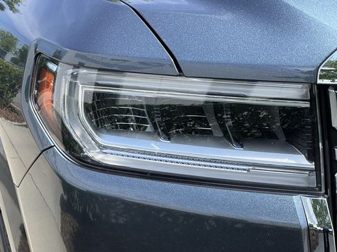 Used 2020 GMC Acadia Denali w/ Technology Package FWD image 11